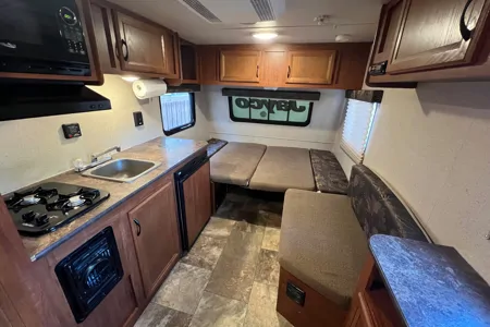 Compact Jayco Jay Flight – Sleeps 4, Easy to Tow!