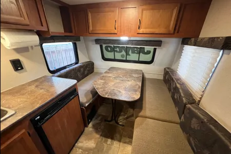 Compact Jayco Jay Flight – Sleeps 4, Easy to Tow!