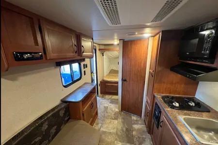 Compact Jayco Jay Flight – Sleeps 4, Easy to Tow!