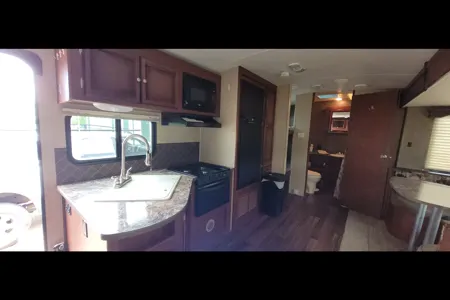 Family-Friendly 30ft spacious bumper-pull Trailer