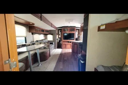 Family-Friendly 30ft spacious bumper-pull Trailer