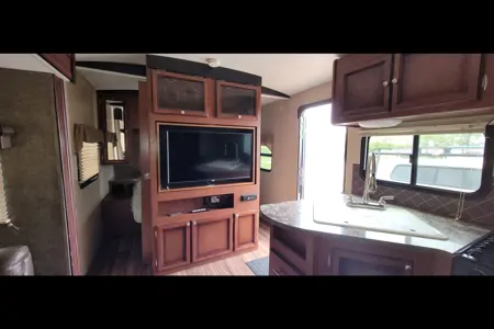 Family-Friendly 30ft spacious bumper-pull Trailer