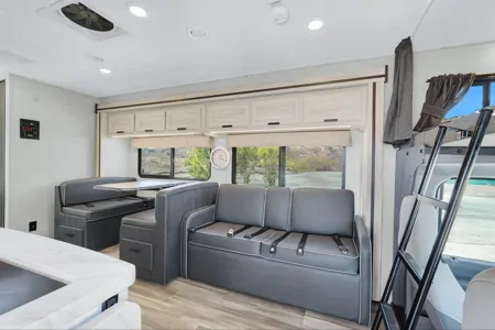 HouseOnWheels 2023 Forest River Sunseeker