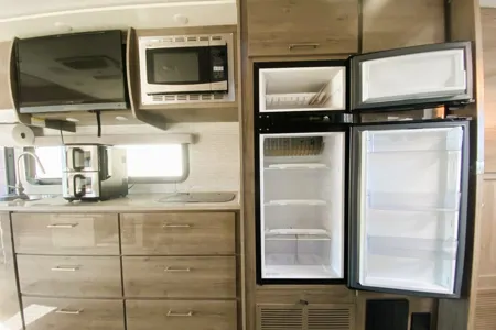 💎 Merci Benz 💎 BRAND NEW 2026 • Premium Sprinter • Unlimited Miles • Sleeps 6 ✨