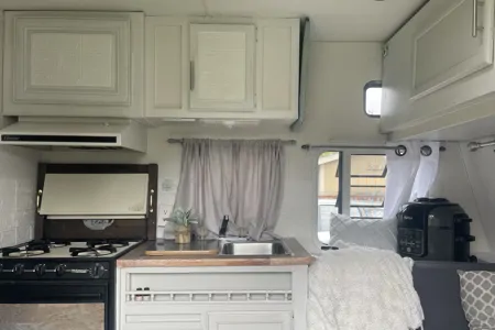 Bill & Shans rustic cozy cottage on wheels 