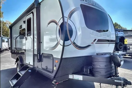 Pristine 2024 Geo Pro 20BHS | Upgraded Lithium & Solar | Sleeps 6 | Easy Tow