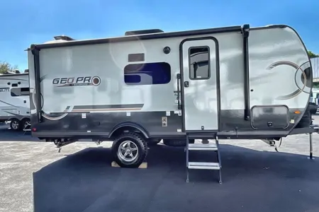 Pristine 2024 Geo Pro 20BHS | Upgraded Lithium & Solar | Sleeps 6 | Easy Tow