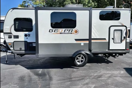 Pristine 2024 Geo Pro 20BHS | Upgraded Lithium & Solar | Sleeps 6 | Easy Tow