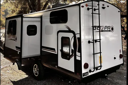 Pristine 2024 Geo Pro 20BHS | Upgraded Lithium & Solar | Sleeps 6 | Easy Tow