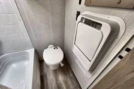 Pristine 2024 Geo Pro 20BHS | Upgraded Lithium & Solar | Sleeps 6 | Easy Tow