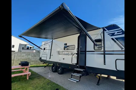 Raymond's Keystone Bullet 2840 QB Travel Trailer