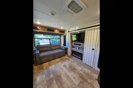 "Anzola" Modern 1 Bedroom Sleeps 4 with Large Living Area (LWFL1931)