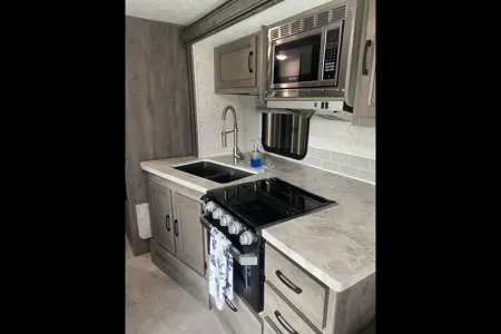"Belle Vita" (Beautiful Life) RV Cottage on Puslinch Lake-2021 Coachmen Apex 300BHS
