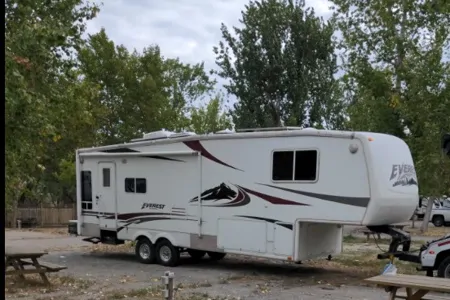 RaeRae’s Keystone Everest Fifth Wheel