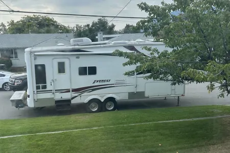 RaeRae’s Keystone Everest Fifth Wheel