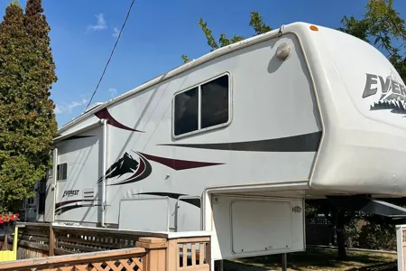 RaeRae’s Keystone Everest Fifth Wheel