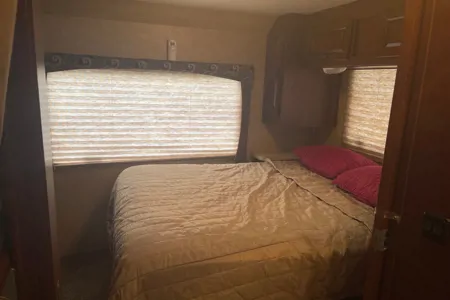 Affordable, high-tech, Forest River Sunseeker - Sleep 10