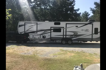 zach's Highland Ridge RV 371MBH Fifth Wheel