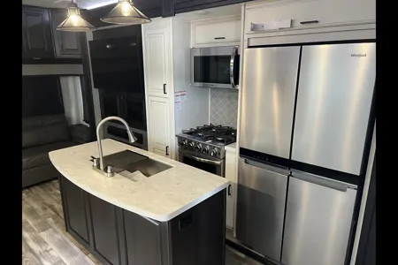 zach's Highland Ridge RV 371MBH Fifth Wheel