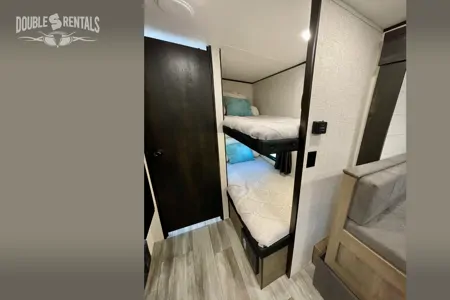JAY FLIGHT SLX, SUV towable w/ Queen Bed, Bunks, Dinette, Slide-out & Solar!
