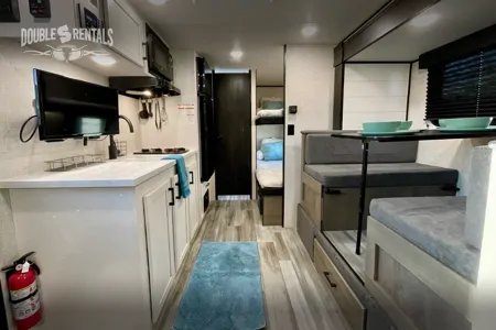 JAY FLIGHT SLX, SUV towable w/ Queen Bed, Bunks, Dinette, Slide-out & Solar!