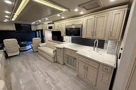 WiFi - Ultra Luxurious - Diesel - King Bed - Air Ride