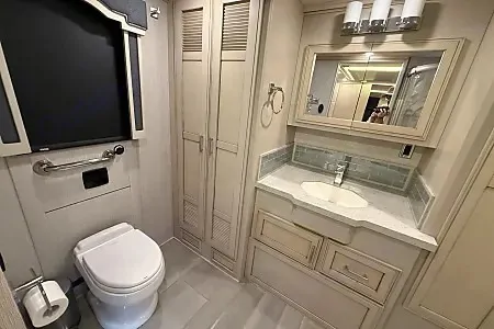 WiFi - Ultra Luxurious - Diesel - King Bed - Air Ride