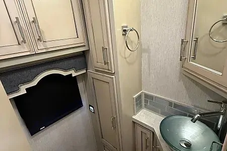 WiFi - Ultra Luxurious - Diesel - King Bed - Air Ride