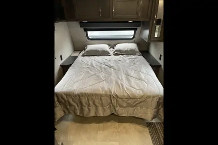 DREAM VACATION HOME ON WHEELS EVEN OFF GRID, LOW PROFILE FOR EASIER TOWING