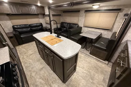 Sleeps 6 - Highland Ridge Light Spacious