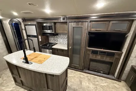 Sleeps 6 - Highland Ridge Light Spacious