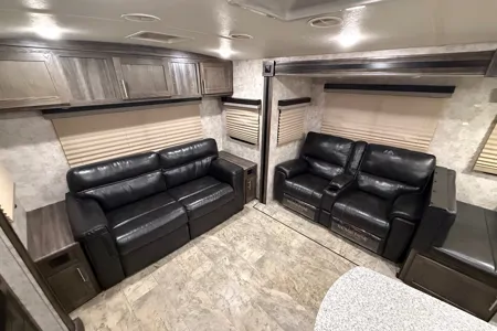 Sleeps 6 - Highland Ridge Light Spacious
