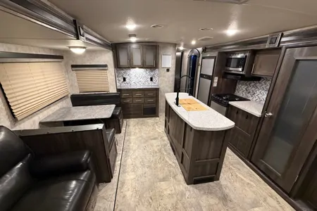 Sleeps 6 - Highland Ridge Light Spacious