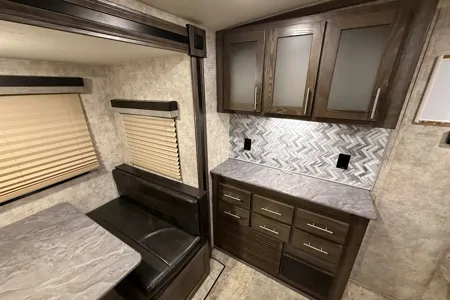 Sleeps 6 - Highland Ridge Light Spacious