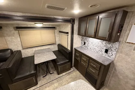 Sleeps 6 - Highland Ridge Light Spacious