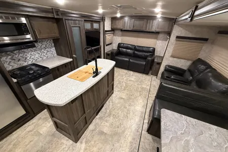 Sleeps 6 - Highland Ridge Light Spacious