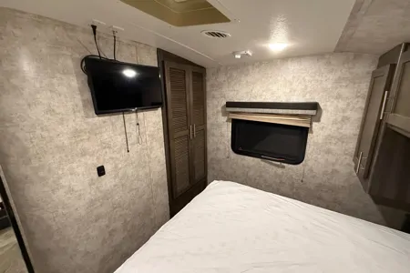 Sleeps 6 - Highland Ridge Light Spacious