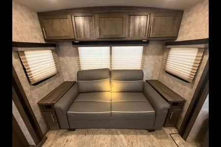 Sleeps 6 - Highland Ridge Light Spacious