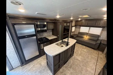 Sleeps 6 - Highland Ridge Light Spacious
