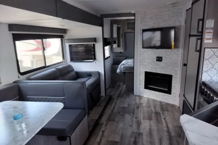 The great outdoors Coleman 2755BH Travel Trailer