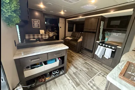Modern, Family Friendly, separate kids room!