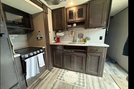 Modern, Family Friendly, separate kids room!
