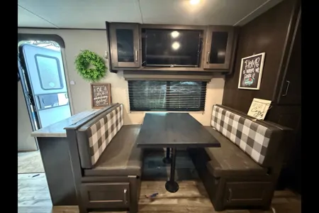 Modern, Family Friendly, separate kids room!