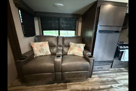 Modern, Family Friendly, separate kids room!