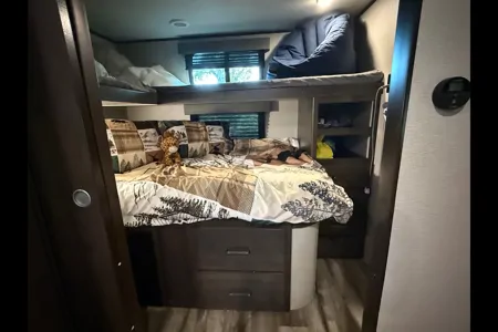 Modern, Family Friendly, separate kids room!