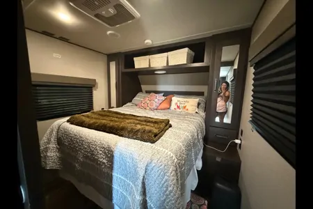 Modern, Family Friendly, separate kids room!