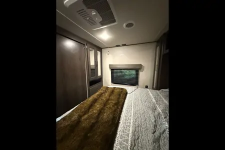 Modern, Family Friendly, separate kids room!