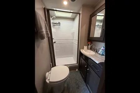 Modern, Family Friendly, separate kids room!