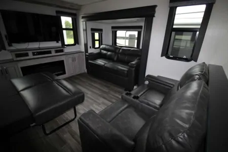 Kevin's Keystone Avalanche Fifth Wheel