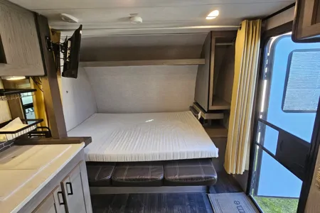 22ft Light Weight Travel Trailer